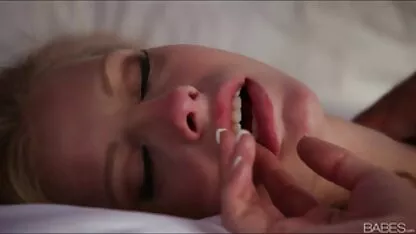 جوجه جوان پشت صحنهsex و شخص